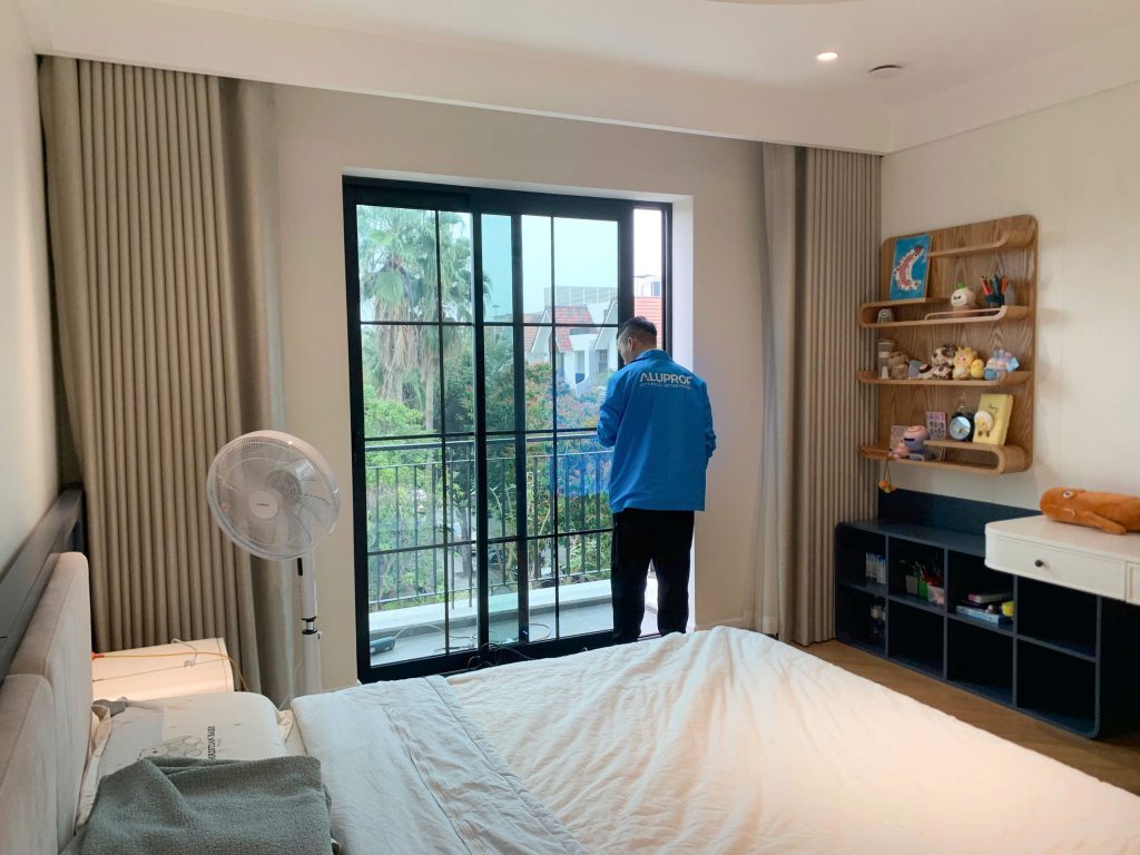 lap-dat-cua-nhom-aluprof