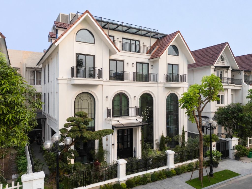 Biệt thự cao cấp sử dụng cửa nhôm kính với kính hộp nan nhôm, thiết kế sang trọng, hiện đại và lấy sáng tự nhiên tối ưu